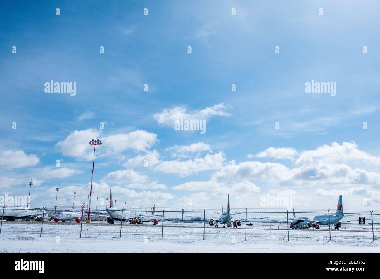 11 avril 2020 - Calgary (Alberta), Canada - avions de ligne garés à l'aéroport international de Calgary - pandémie de Covid-19 Banque D'Images