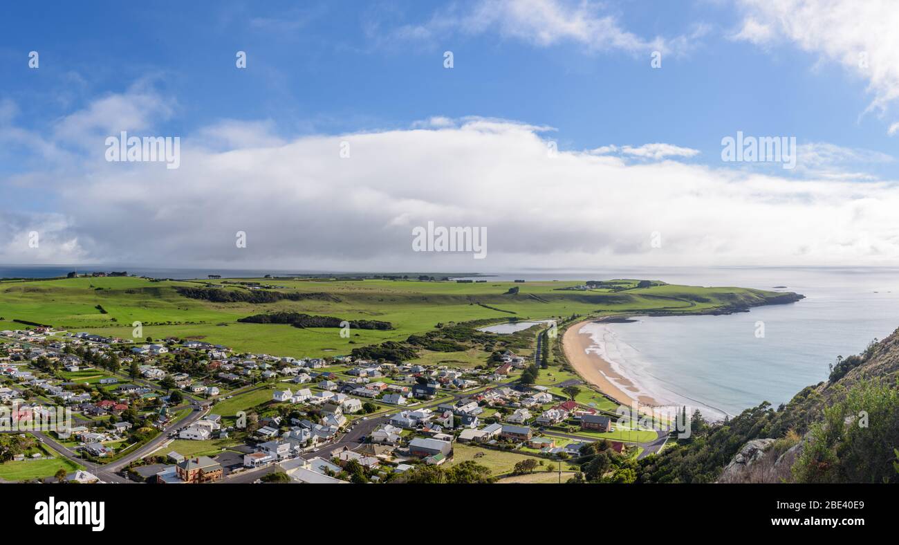 Vue panoramique sur l'écrou au-dessus de la ville de Stanley en Tasmanie et de ses maisons pittoresques du village qui borde l'une des baies, depuis le belvédère pittoresque. Banque D'Images