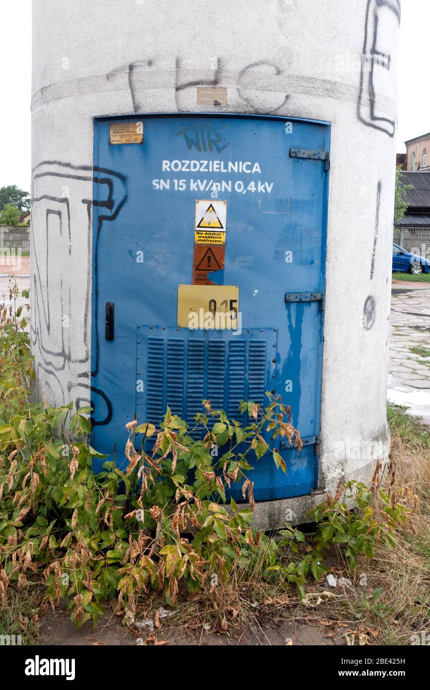 Porte d'entrée bleue pour une station de commutation électrique. Rzeczyca Pologne centrale Europe Banque D'Images