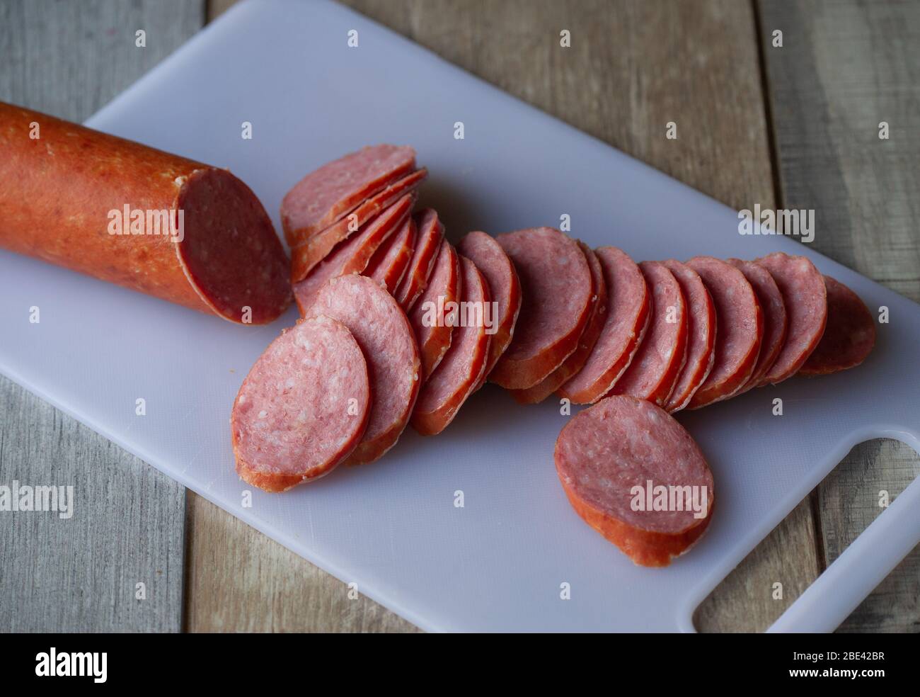 saucisses en tranches sur la planche à découper. Saucisses en tranches sur le plateau. Banque D'Images