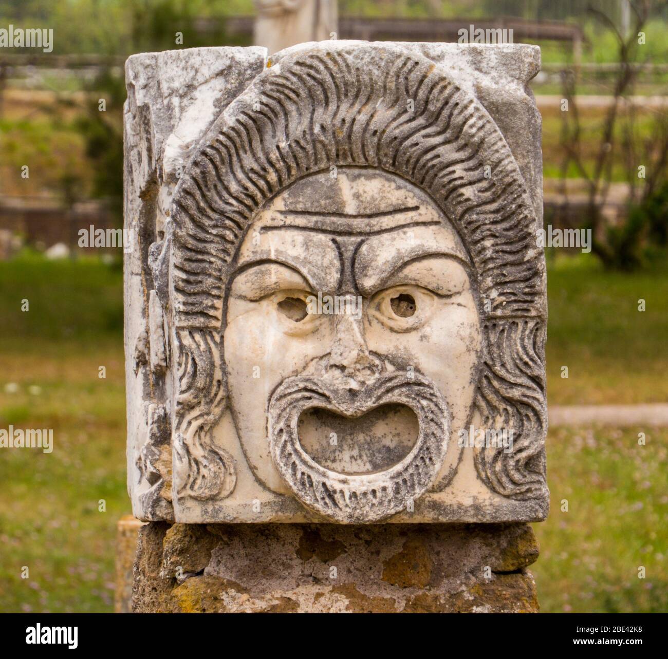 Détail du masque, Théâtre romain, site archéologique antique d'Ostia Antica à Rome, Italie Banque D'Images