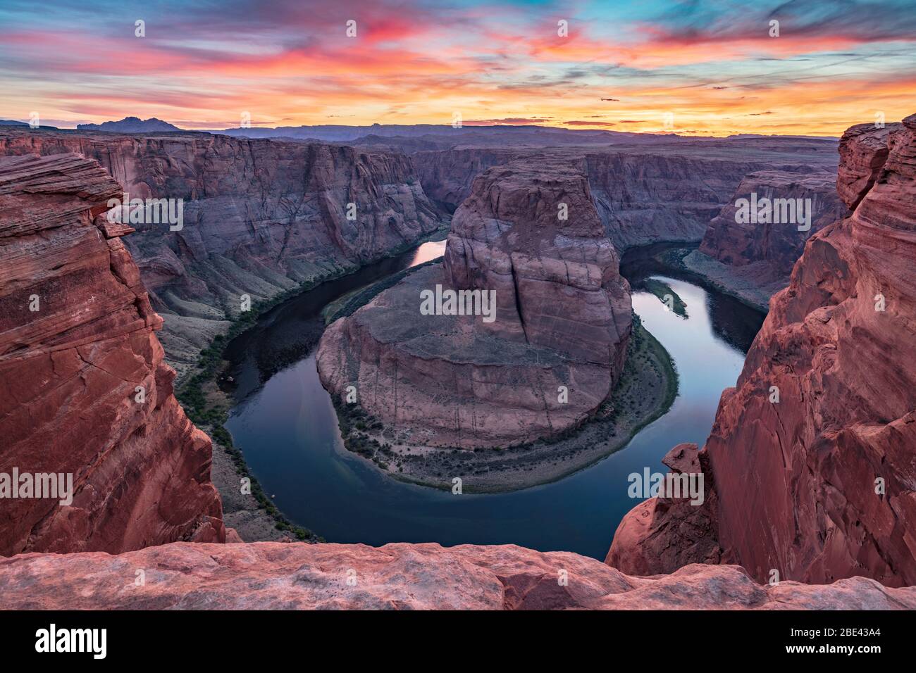 Horseshoe Bend dans Glen Canyon NRA Arizona au coucher du soleil Banque D'Images