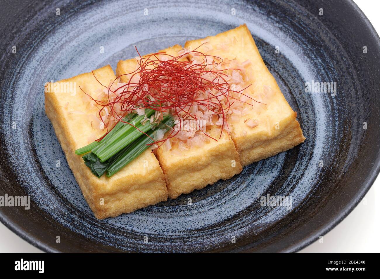 Gros plan sur la cuisine japonaise, cuisine de tofu d'âge dans un plat Banque D'Images