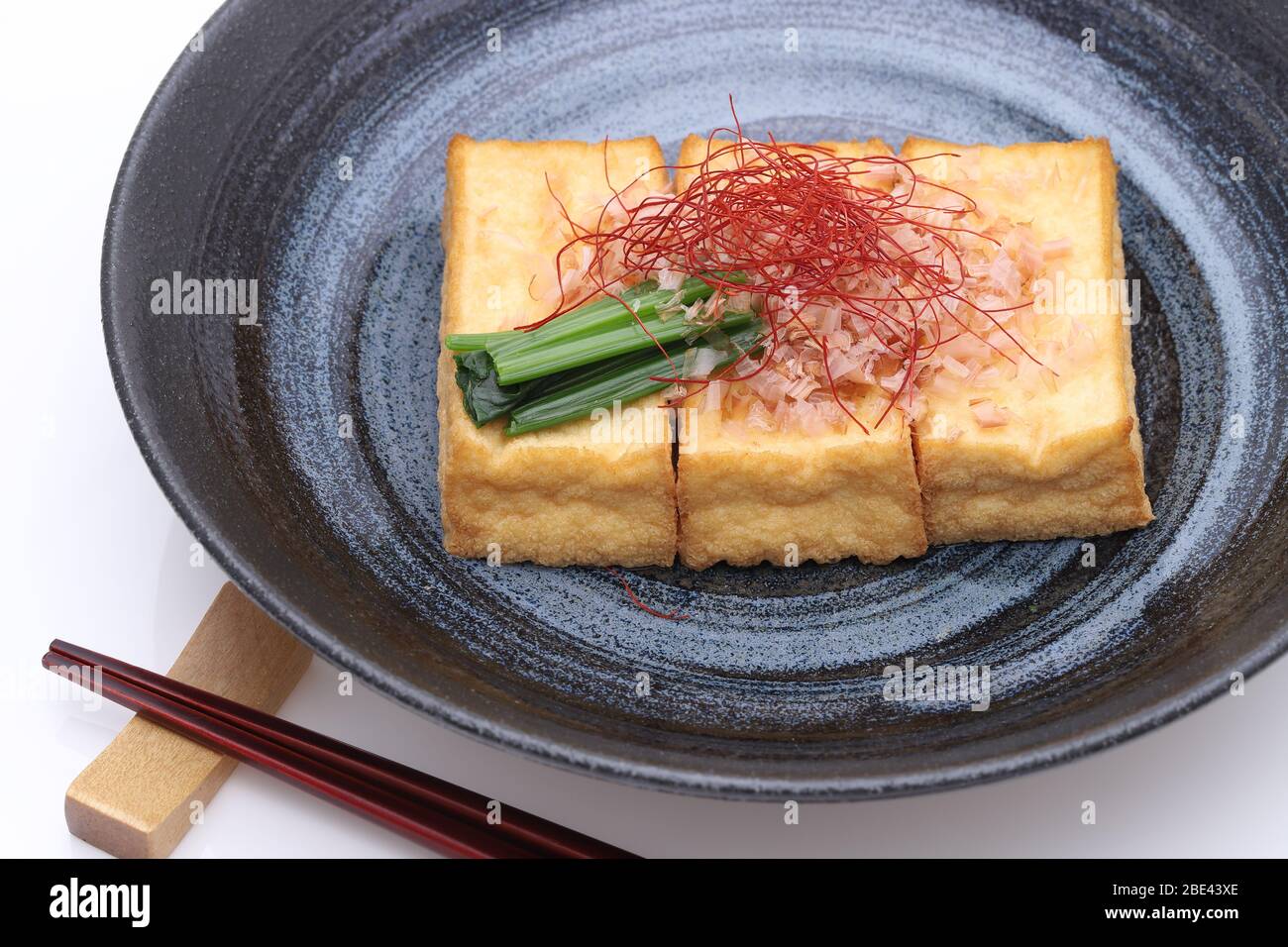 Gros plan sur la cuisine japonaise, cuisine de tofu d'âge dans un plat Banque D'Images