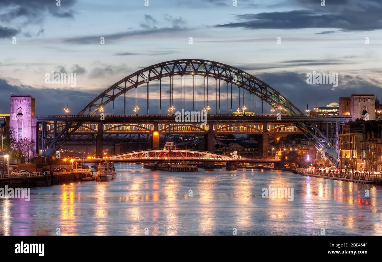 Le légendaire pont Tyne et la rivière au coucher du soleil sous le ciel animé de Newcastle upon Tyne, Royaume-Uni Banque D'Images
