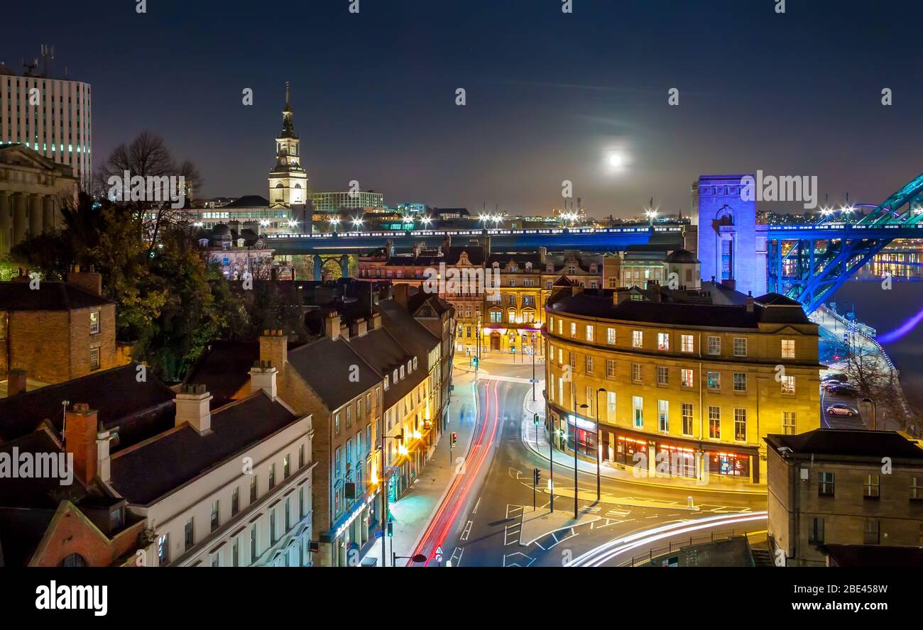 Vue aérienne sur le toit du Skyline animé de la ville britannique sous Night Sky avec pleine lune, Newcastle upon Tyne, Royaume-Uni Banque D'Images