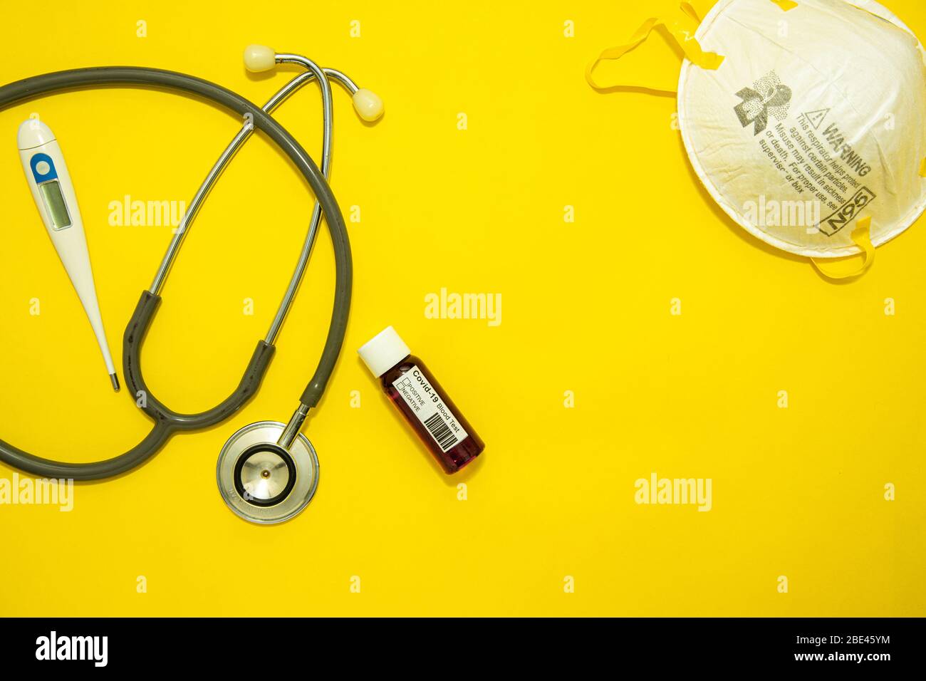 Concept de Coronavirus Covid-19 pandémique fond avec couleur jaune et test sanguin médical, forme diagnostique, stéthoscope, gants, thermomètre, N 95 Banque D'Images Concept de Coronavirus Covid-19 pandémique fond avec couleur jaune et test sanguin médical, forme diagnostique, stéthoscope, gants, thermomètre, N 95 Banque D'Images
