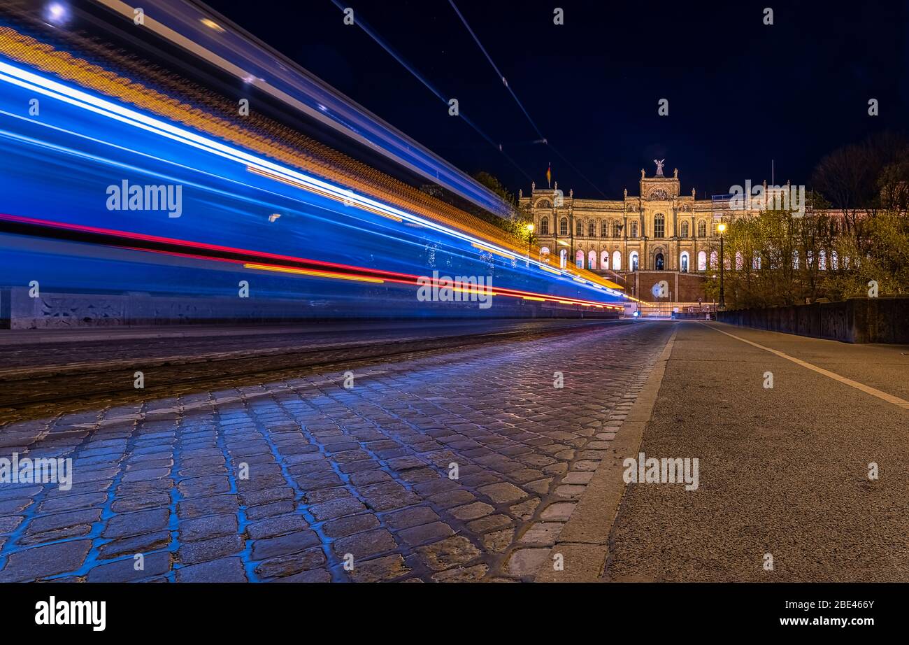 Lighttrails d'un tramway passant à Munich, allemagne devant le Bayrischer Landtag. Banque D'Images