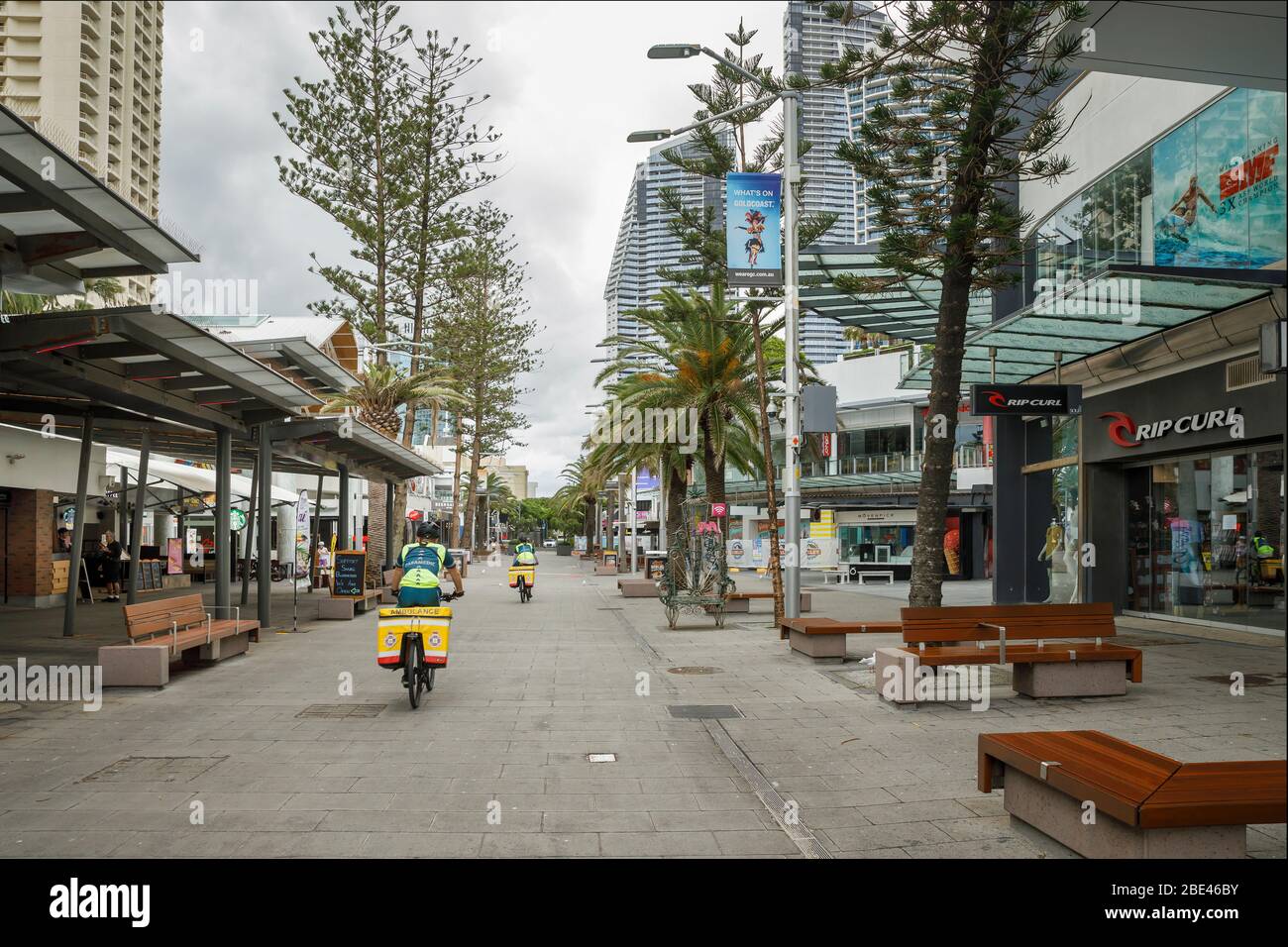 Surfers Paradise, Australie - 8 avril 2020: L'ambulance paramédic de secours du coronavirus en vélo passe par le centre commercial vide cavill ave de Gold Coast Banque D'Images