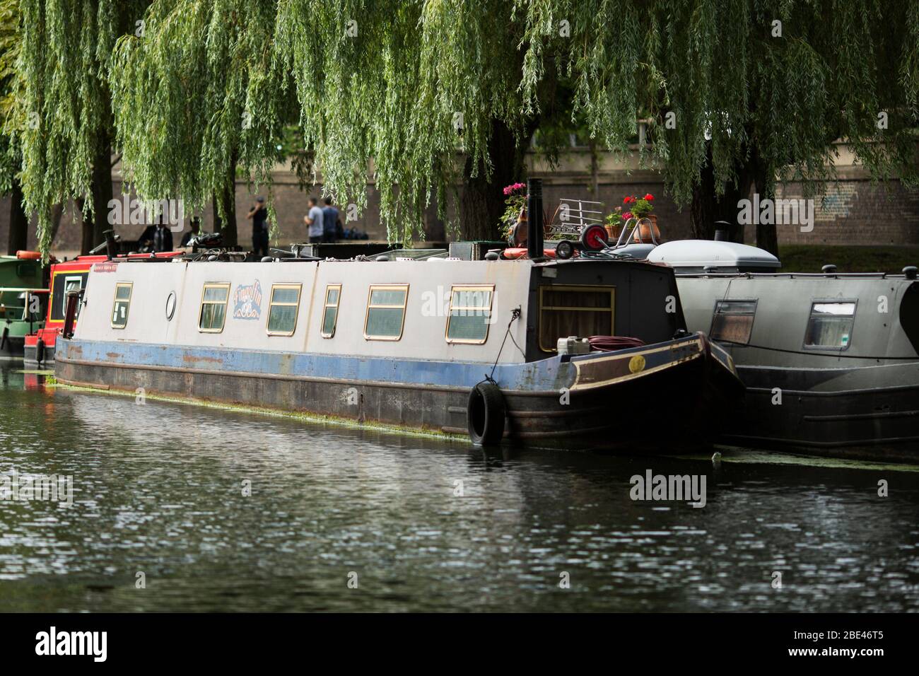 Une maison en bateau amarrée sur le canal dans le quartier de Little Venice à Londres, Angleterre, Royaume-Uni. Banque D'Images