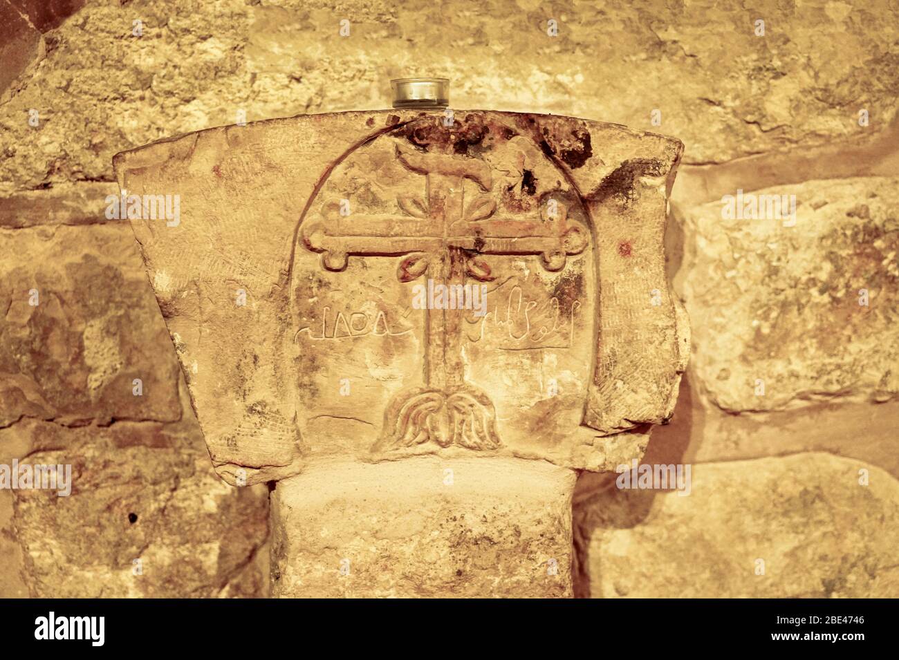 Jordanie, ville historique de Salt. Vieille croix chrétienne avec inscriptions ciselées dans la pierre Banque D'Images