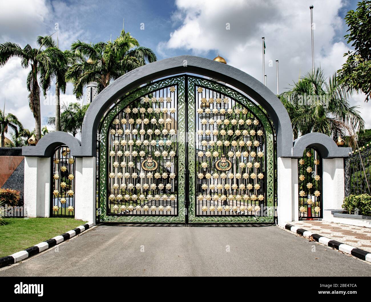 Porte d'entrée principale de la mosquée Jame' ASR Hassanil Bolkiah à midi dans le Ramadan - Puerta de entrada principal a la mezquita durante el Ramadan Banque D'Images