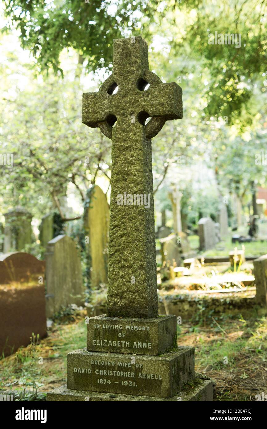 Une pierre tombale avec croix celtique de 1931 au cimetière Highgate, Londres, Angleterre, Royaume-Uni. Banque D'Images