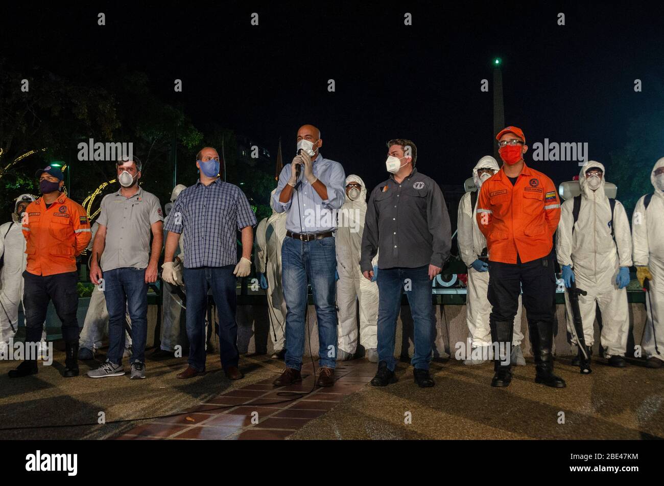 Le gouverneur de l'État de Miranda Hector Rodriguez explique le lendemain. Jour de nettoyage et de désinfection de nuit dans les rues de Caracas, Venezuela, Banque D'Images