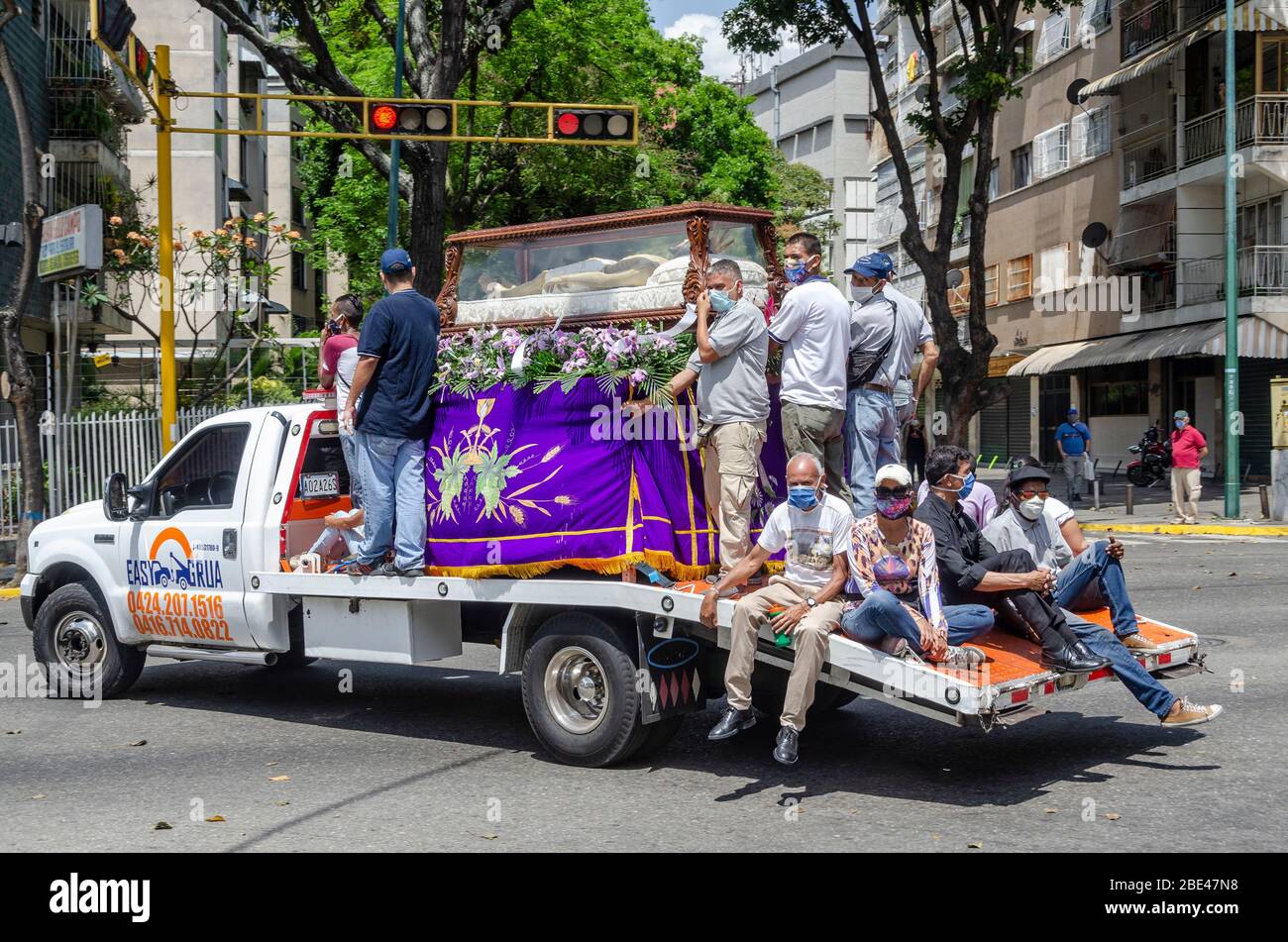 Voisins d'un secteur de Caracas (Chacao) font une procession avec le tombeau Saint dans les grues et ramasser dans les rues de cette communauté dans le celebrati Banque D'Images