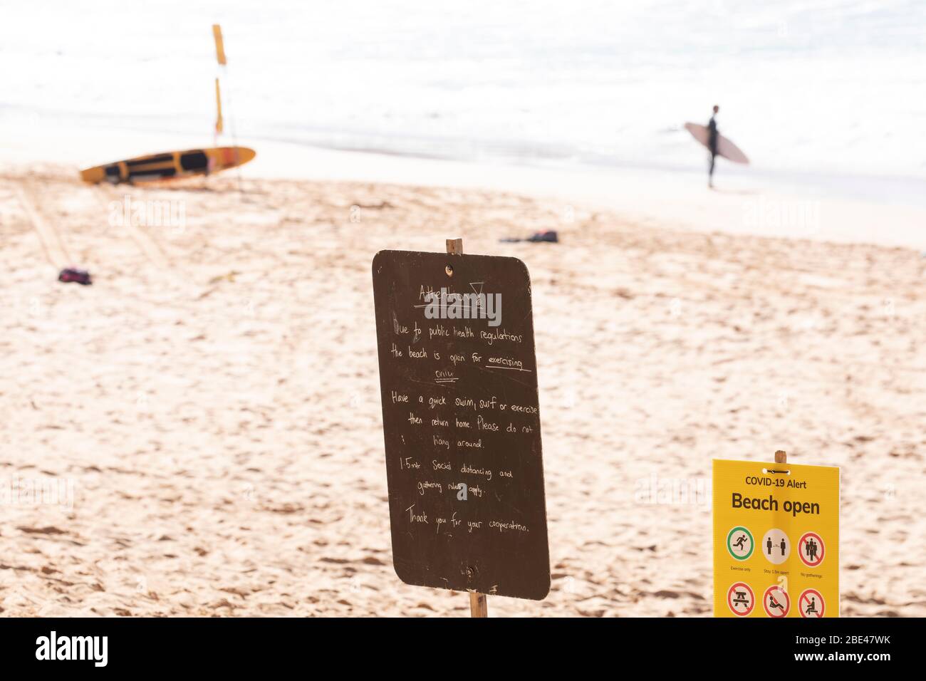 Avalon Beach Sydney, Australie. Dimanche de Pâques 12 avril 2020. Alors que le nombre de morts en Australie atteint 57, les résidents de Sydney se sont conformé aux exigences de séjour à la maison, certaines plages sont fermées mais de nombreuses autres plages de Sydney sont ouvertes pour l'exercice, y compris la marche et le surf. Crédit Martin Berry/Alay Live News Banque D'Images