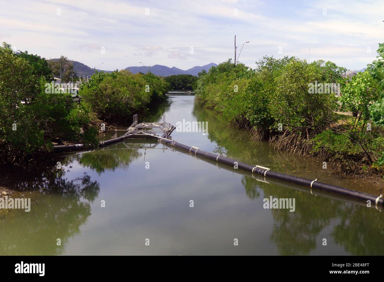 Piège à crocodiles d'eau salée situé dans le ruisseau près de la rampe d'accès, Fernleigh Street, Trinity Inlet, Cairns, Queensland, Australie. Pas de PR Banque D'Images