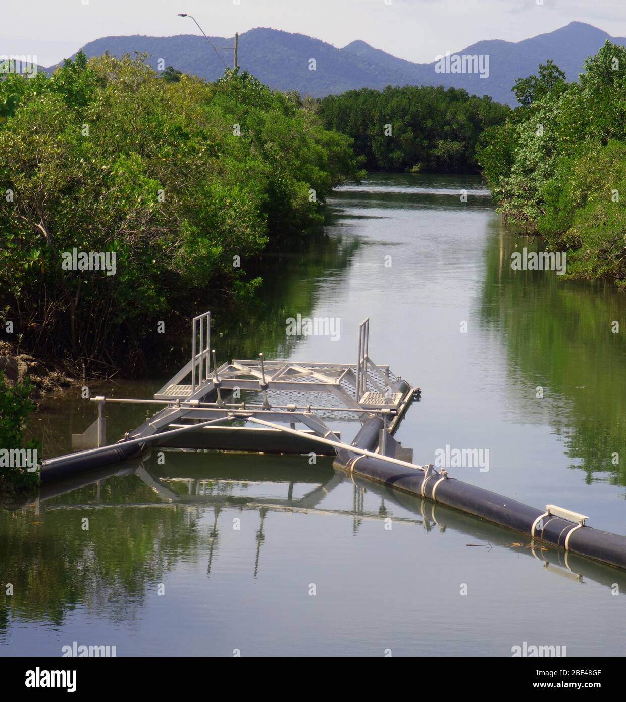 Piège à crocodiles d'eau salée situé dans Smith's Creek, près de la rampe d'accès à Fernleigh St, Trinity Inlet, Cairns, Queensland, Australie. Pas de PR Banque D'Images