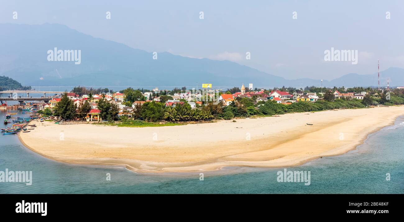 Plage et port de Lang Co le long de la côte du Vietnam; Lang Co, Thura  Thien-Hue province, Vietnam Photo Stock - Alamy