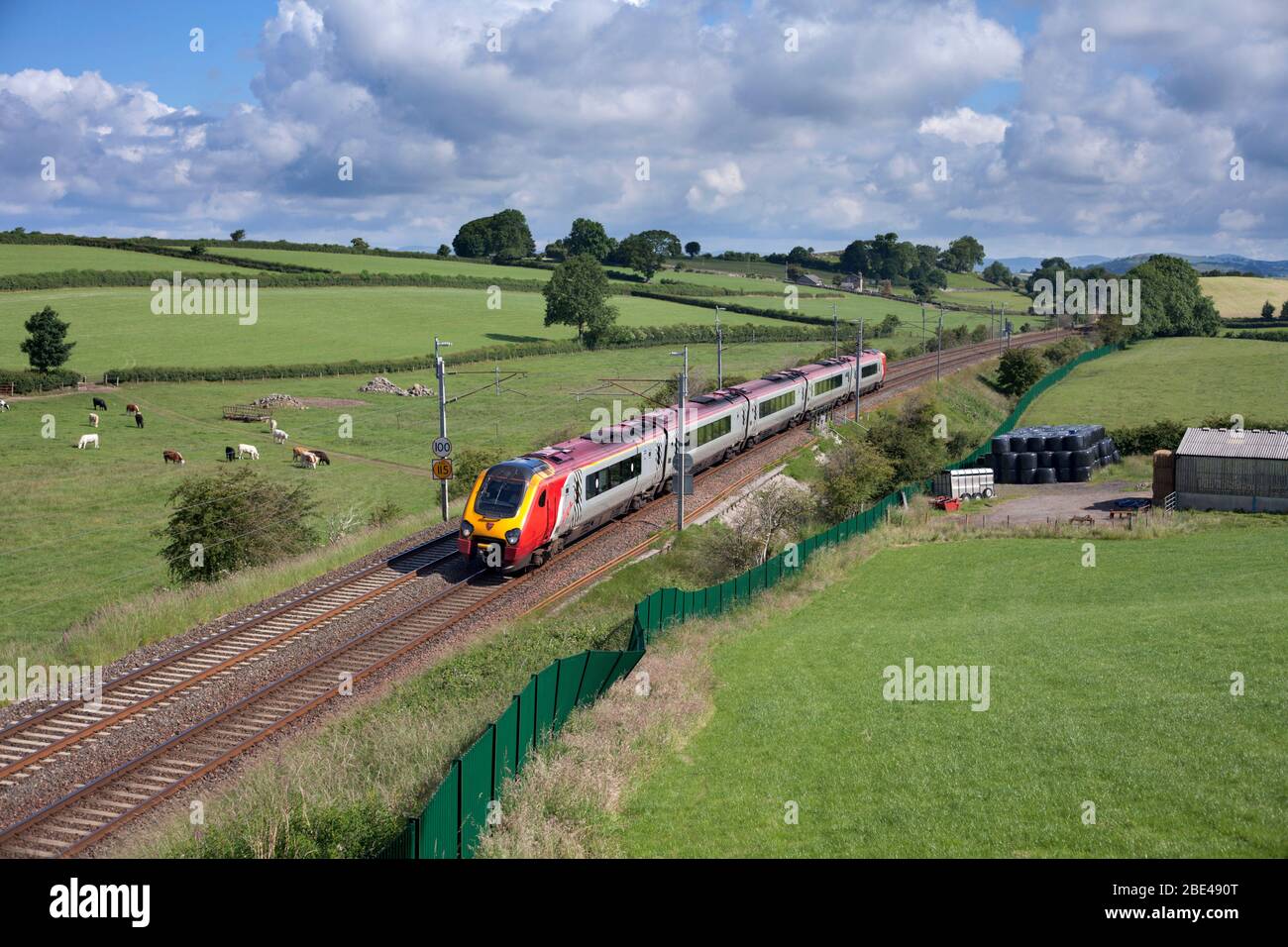 Virgin trains classe 221 Bombardier voyager diesel train 221104 sur la ligne principale électrifiée de la côte ouest à Cumbria Banque D'Images