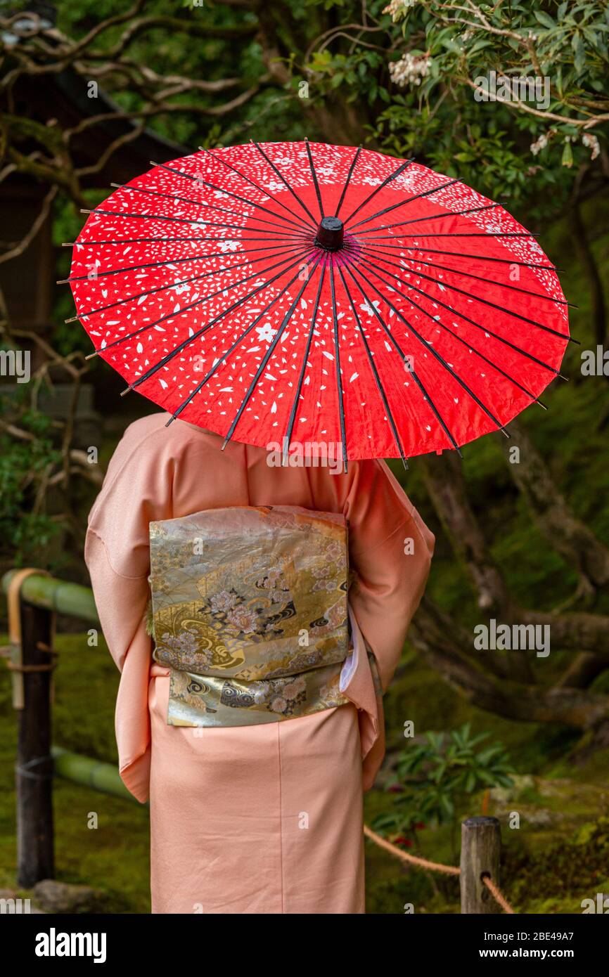 Jeune femme vêtue de yukatas, kimono d'été, Kyoto Japon Banque D'Images
