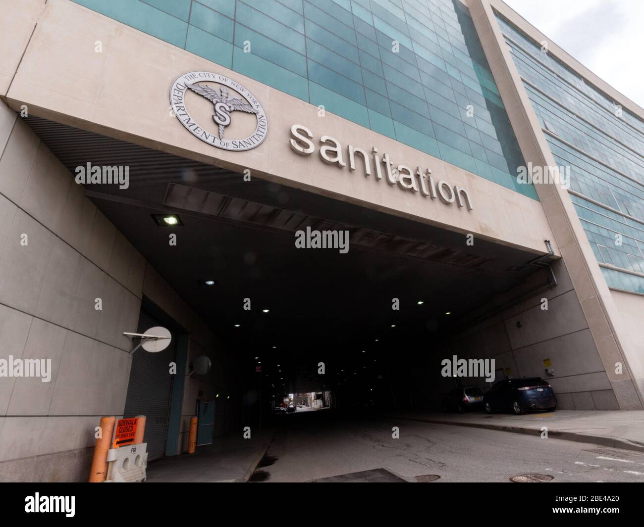 Signez l'entrée d'un dépôt du Département de l'assainissement de la ville de New York près des piers Hudson dans la ville à l'ouest de Manhattan Banque D'Images
