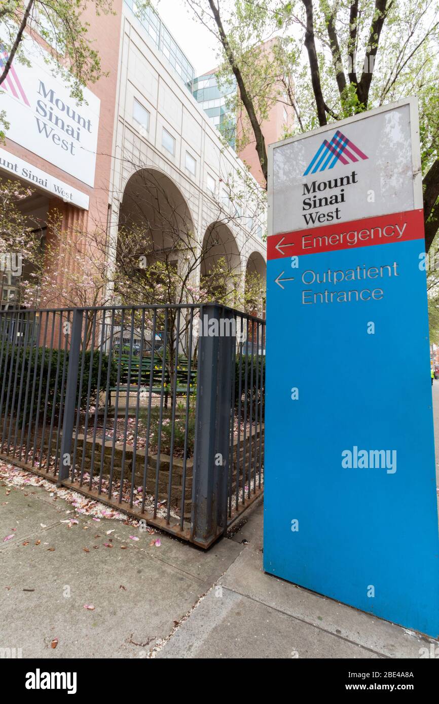 Un poste de signalisation devant l'hôpital Mount Sinai West dirige les gens vers les entrées d'urgence et de consultation externe. Banque D'Images