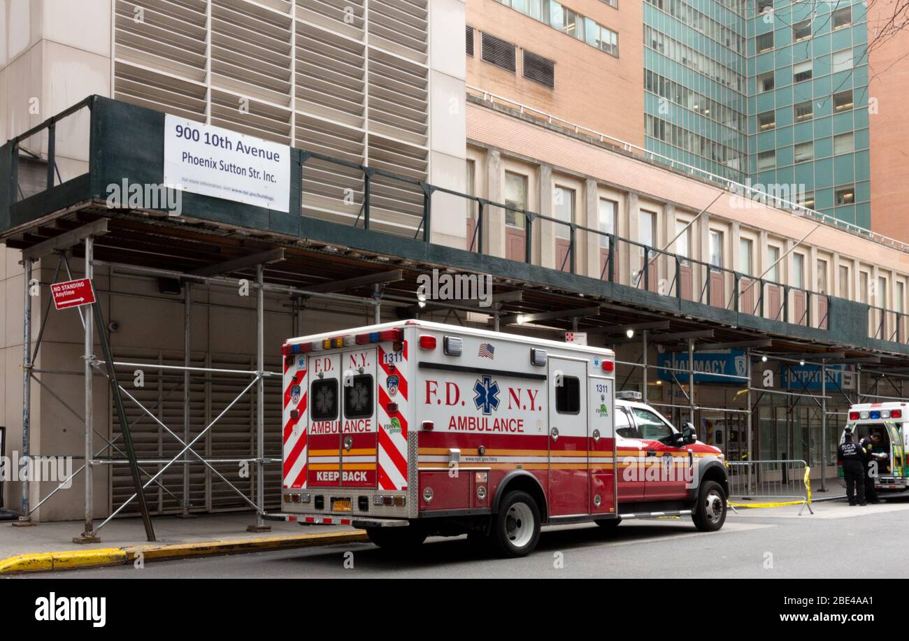 Une ambulance du Service des incendies de New York ou de la FMY se tenant à l'extérieur de l'hôpital Mount Sinai West, dans la ville de Manhattan Banque D'Images