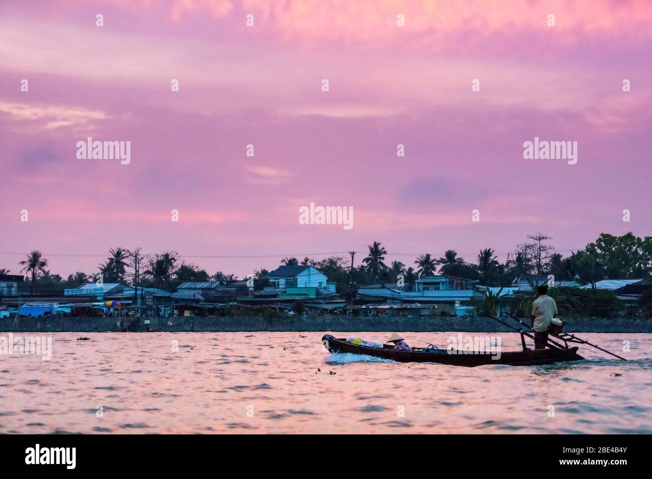 CAI rang marché flottant dans le fleuve Hau au crépuscule, delta du Mékong; CAN Tho, Vietnam Banque D'Images