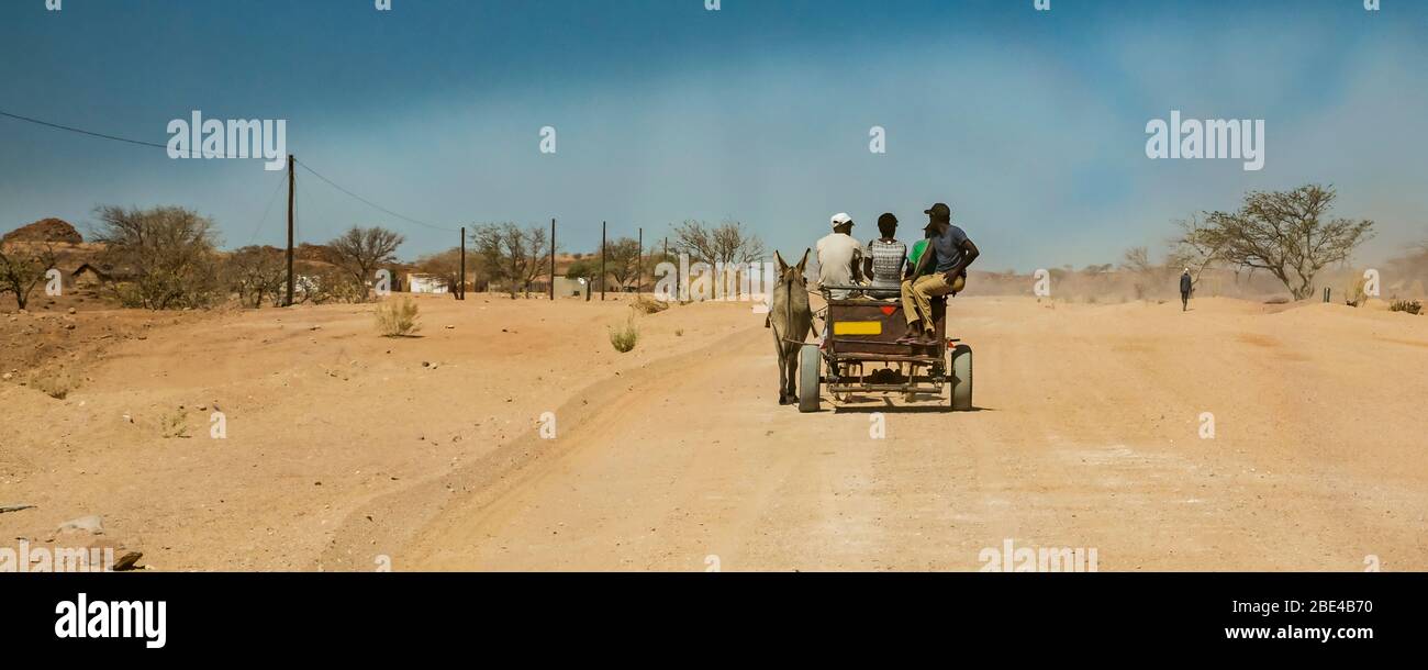 Sur la route de Brandberg Mountain, Damaraland, région de Kunene; Namibie Banque D'Images