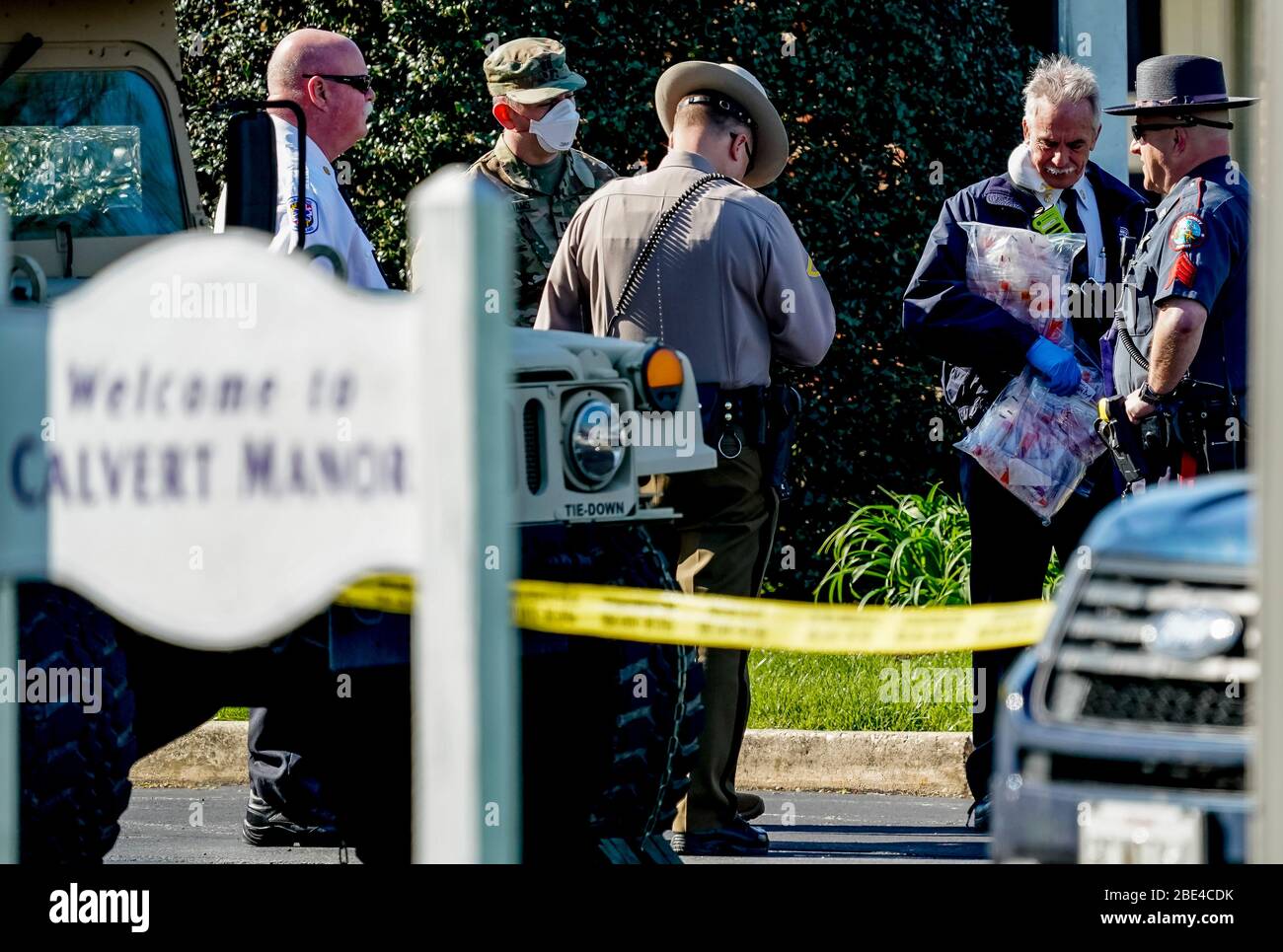 Rising Sun, MD, États-Unis. 11 avril 2020. 11 avril 2020 : les membres d'une équipe de grève COVID-19 se sont dirigés vers le centre de soins infirmiers et de réadaptation Calvert Manor après une éclosion de coronavirus ont frappé au moins 16 résidents de l'établissement. Outre les médecins et infirmières de la Garde nationale qui faisaient partie de l'équipe de grève, les shérifs locaux ont fait l'acquisition de l'établissement pour permettre aux membres de gérer l'éclosion à la maison de soins infirmiers dans le comté de Cecil, Maryland, le 11 avril 2020. Scott Serio/ESW/CSM/Alay Live News Banque D'Images