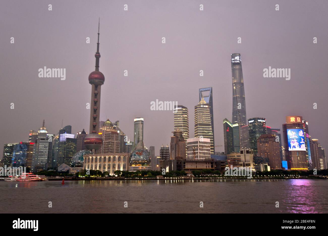 Les gratte-ciel de Shanghai Pudong surplombent le fleuve Huangpu, vue depuis le Bund au crépuscule. Chine Banque D'Images