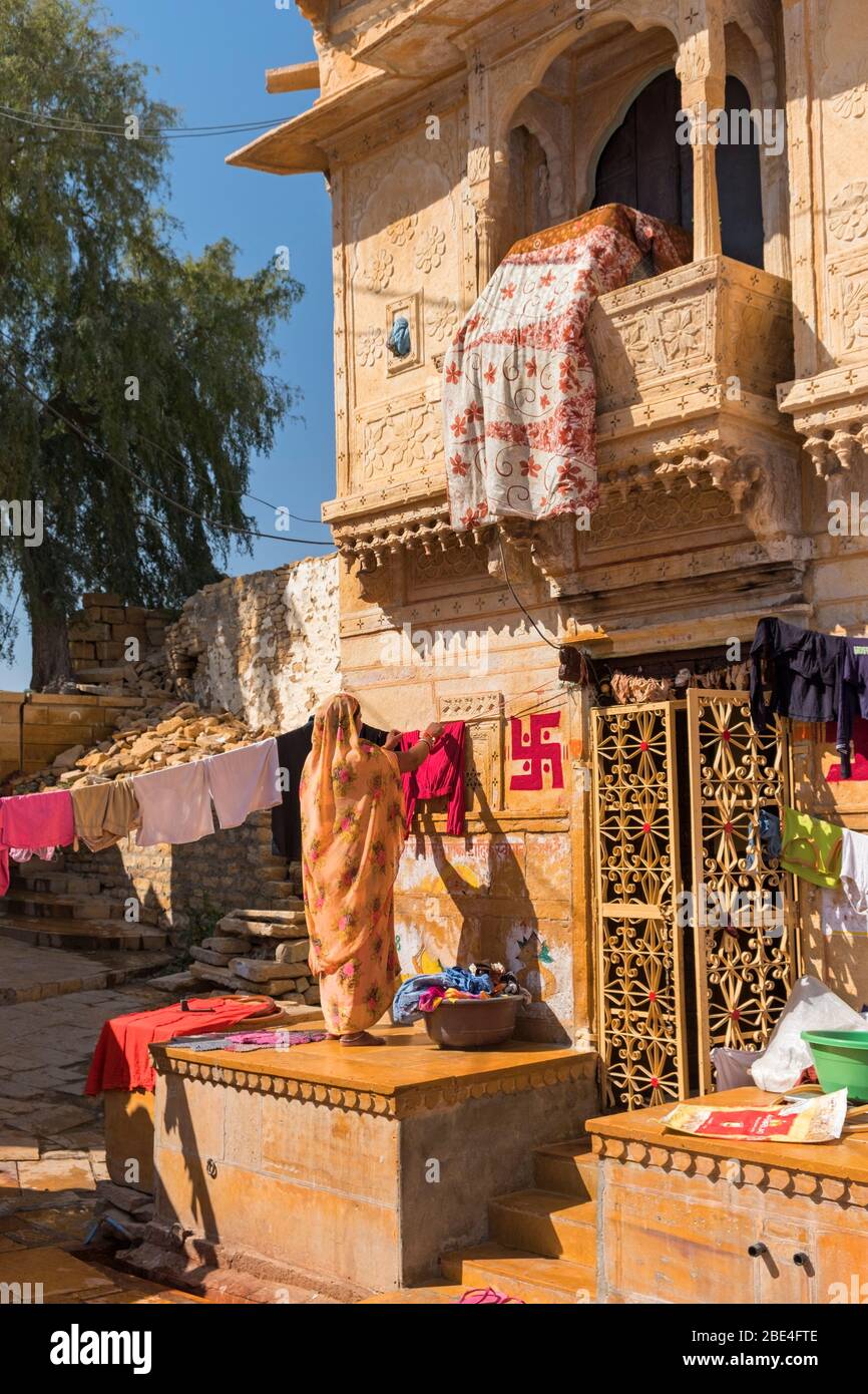 Femme indienne séchage vêtements Jaisalmer fort Rajasthan Inde Banque D'Images
