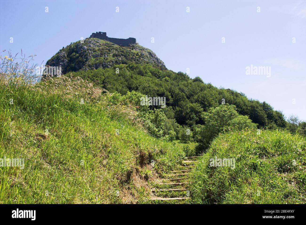 Bas de la colline avec chemin menant au château Cathare de Montsegur Banque D'Images