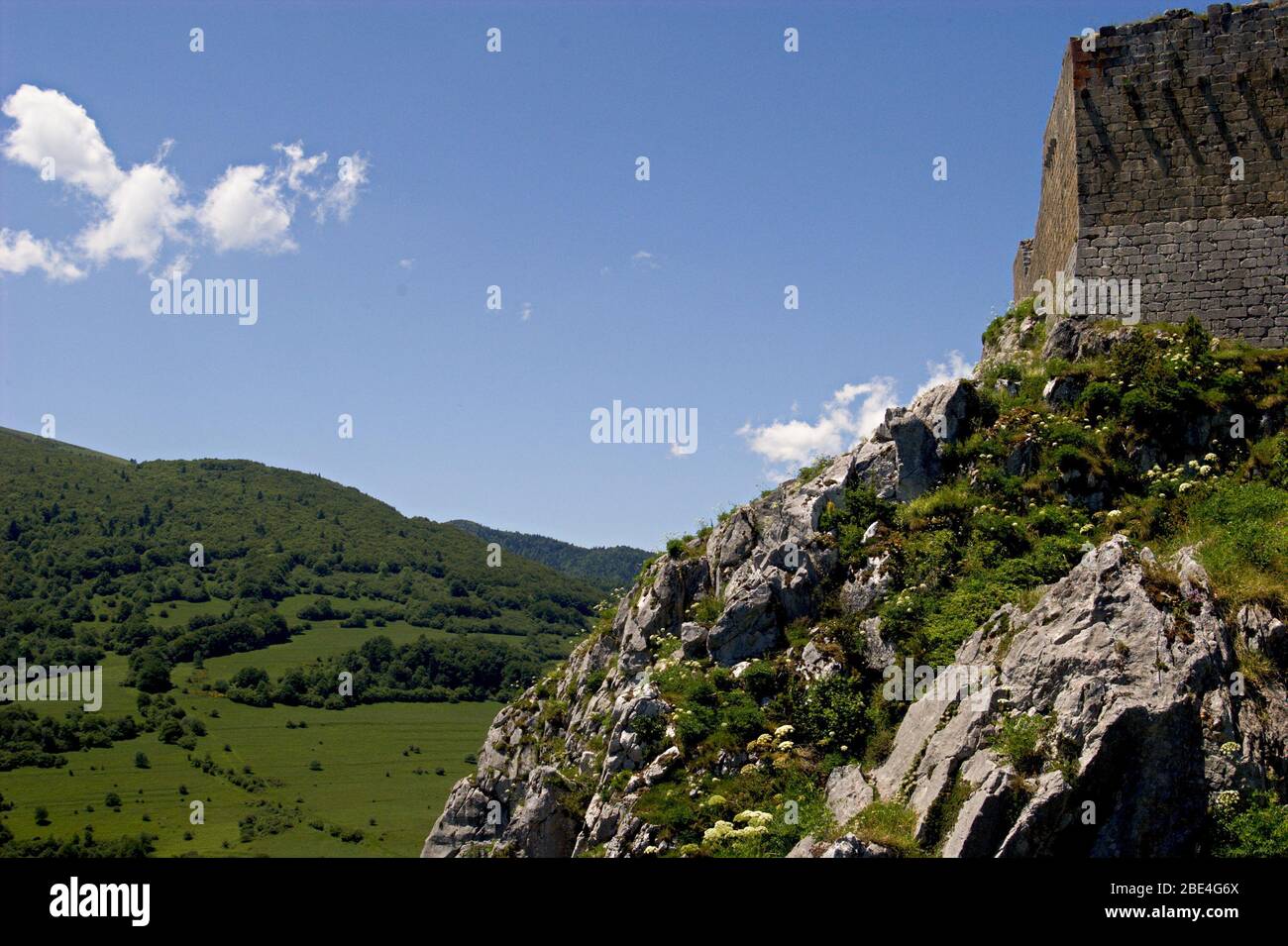 Château de Montsegur et environs lors d'une chaude journée d'été Banque D'Images