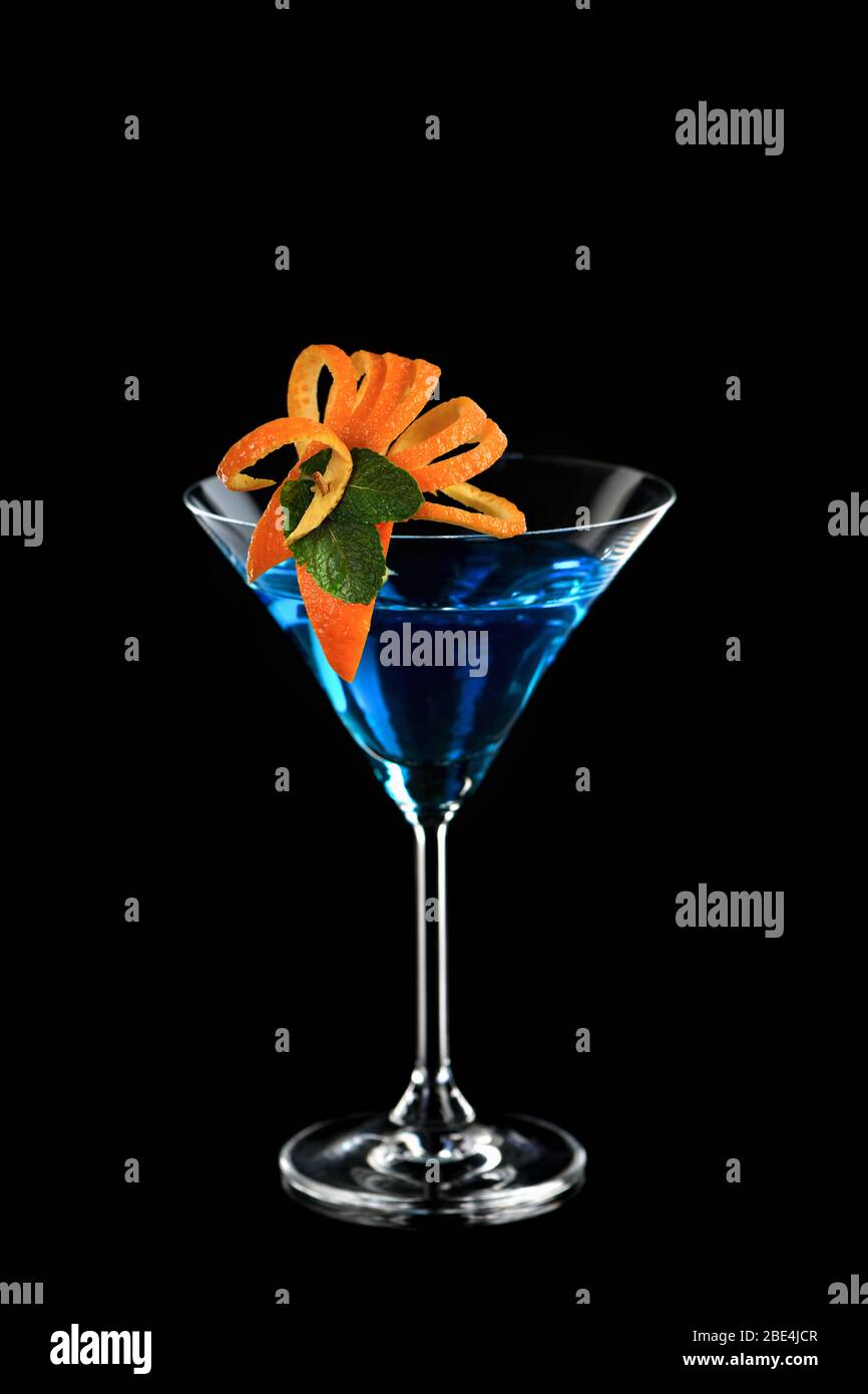 Décoration pour un cocktail d'orange et de menthe. Présentation élégante et originale. Martini Blue Curaçao sur fond noir Banque D'Images