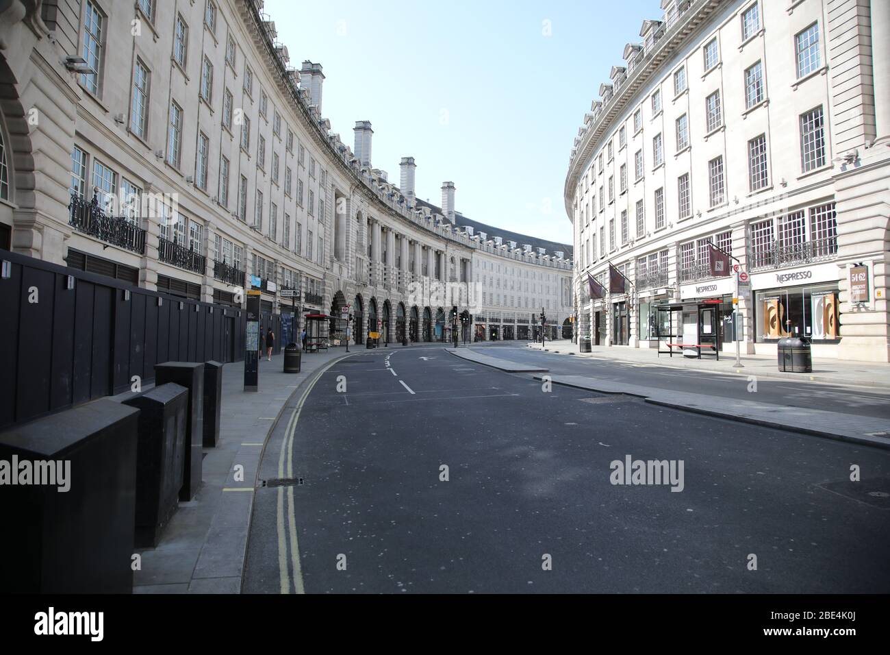 Londres, Royaume-Uni. 11 avril 2020. Jour Nineteen de Lockdown à Londres. Regents Street à 13:00 dans un Londres presque déserté le samedi de Pâques. C'est la première fête publique de l'année, et beaucoup de gens apprécient le long week-end en sortant et en vacances ou en vacances, mais cette année le pays est en verrouillage en raison de la pandémie de Coronavirus COVID-19. Les gens ne sont pas autorisés à quitter la maison sauf pour les achats de nourriture, les soins médicaux, l'exercice - une fois par jour, et le travail essentiel. COVID-19 Coronavirus LockDown, Londres, Royaume-Uni, le 11 avril 2020 crédit: Paul Marriott/Alay Live News Banque D'Images