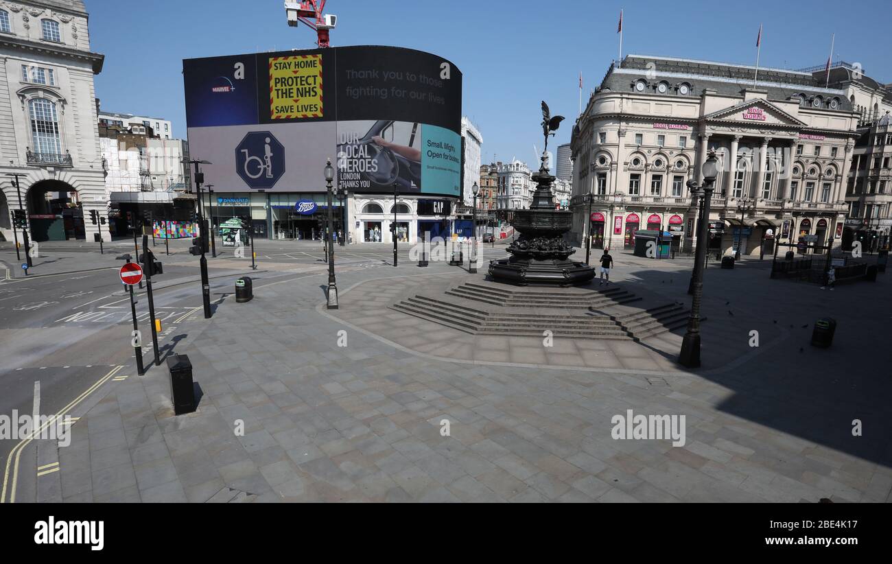 Londres, Royaume-Uni. 11 avril 2020. Jour Nineteen de Lockdown à Londres. Un Piccadilly Circus presque déserté à Londres le samedi de Pâques. C'est la première fête publique de l'année, et beaucoup de gens apprécient le long week-end en sortant et en vacances ou en vacances, mais cette année le pays est en verrouillage en raison de la pandémie de Coronavirus COVID-19. Les gens ne sont pas autorisés à quitter la maison sauf pour les achats de nourriture, les soins médicaux, l'exercice - une fois par jour, et le travail essentiel. COVID-19 Coronavirus LockDown, Londres, Royaume-Uni, le 11 avril 2020 crédit: Paul Marriott/Alay Live News Banque D'Images