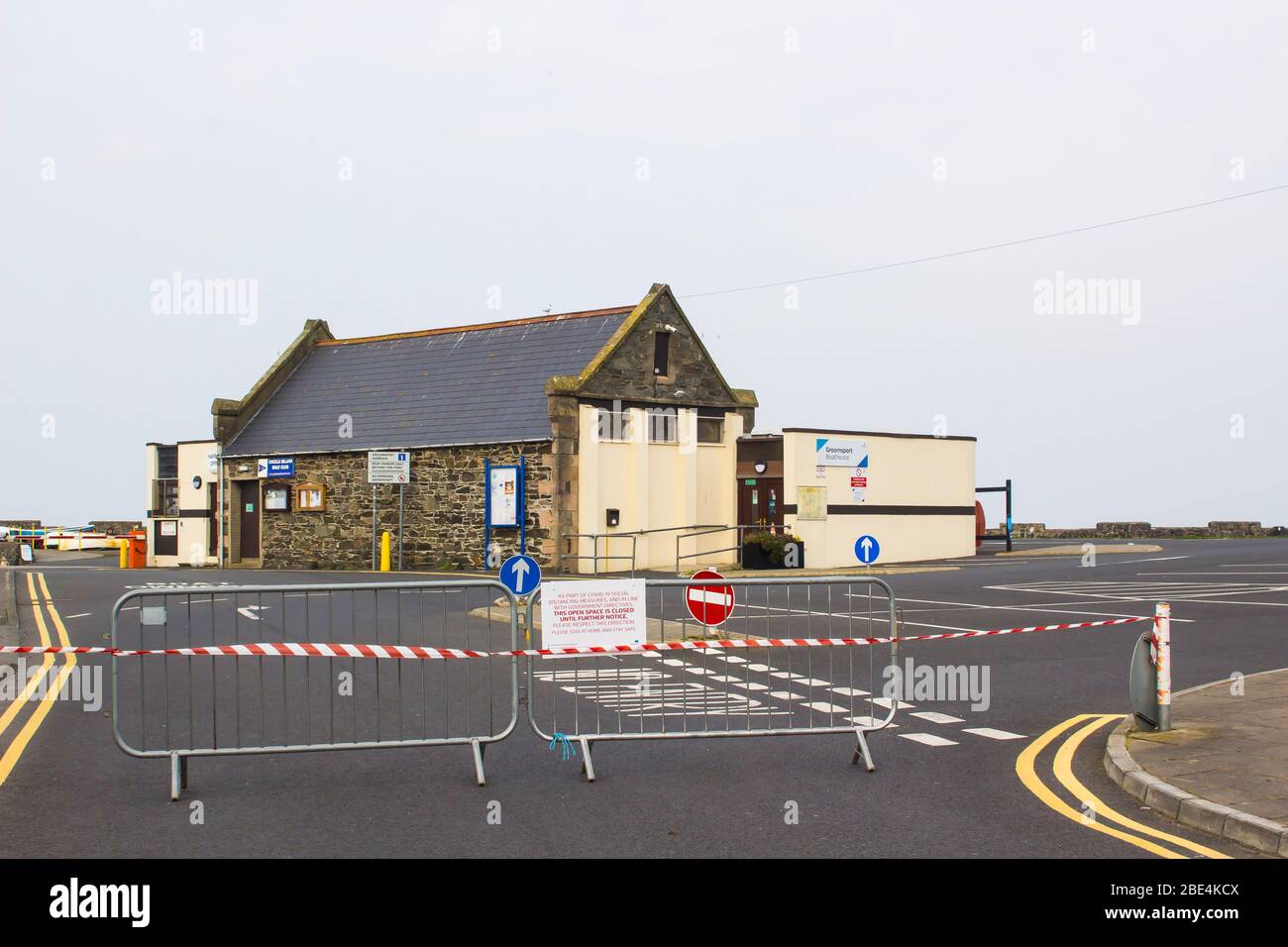 11 avril 2020 la maison de Boathouse construite en pierre et le bureau de port de Groomsport Harbour dans le comté de Down Irlande du Nord s'est fermé pendant le verrouillage de Covid 19 Banque D'Images