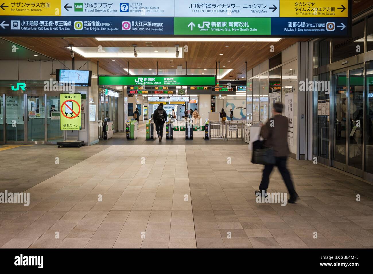 Tokyo, Japon. 11 avril 2020. Une promenade piétonne jusqu'à l'entrée de la gare Shinjuku à Tokyo, Japon, 11 avril 2020. Le Premier ministre japonais Shinzo Abe a déclaré l'état d'urgence pendant au moins un mois en raison d'une augmentation des cas d'infection à coronavirus et à COVID-19. Crédit: AFLO Co. Ltd./Alay Live News Banque D'Images