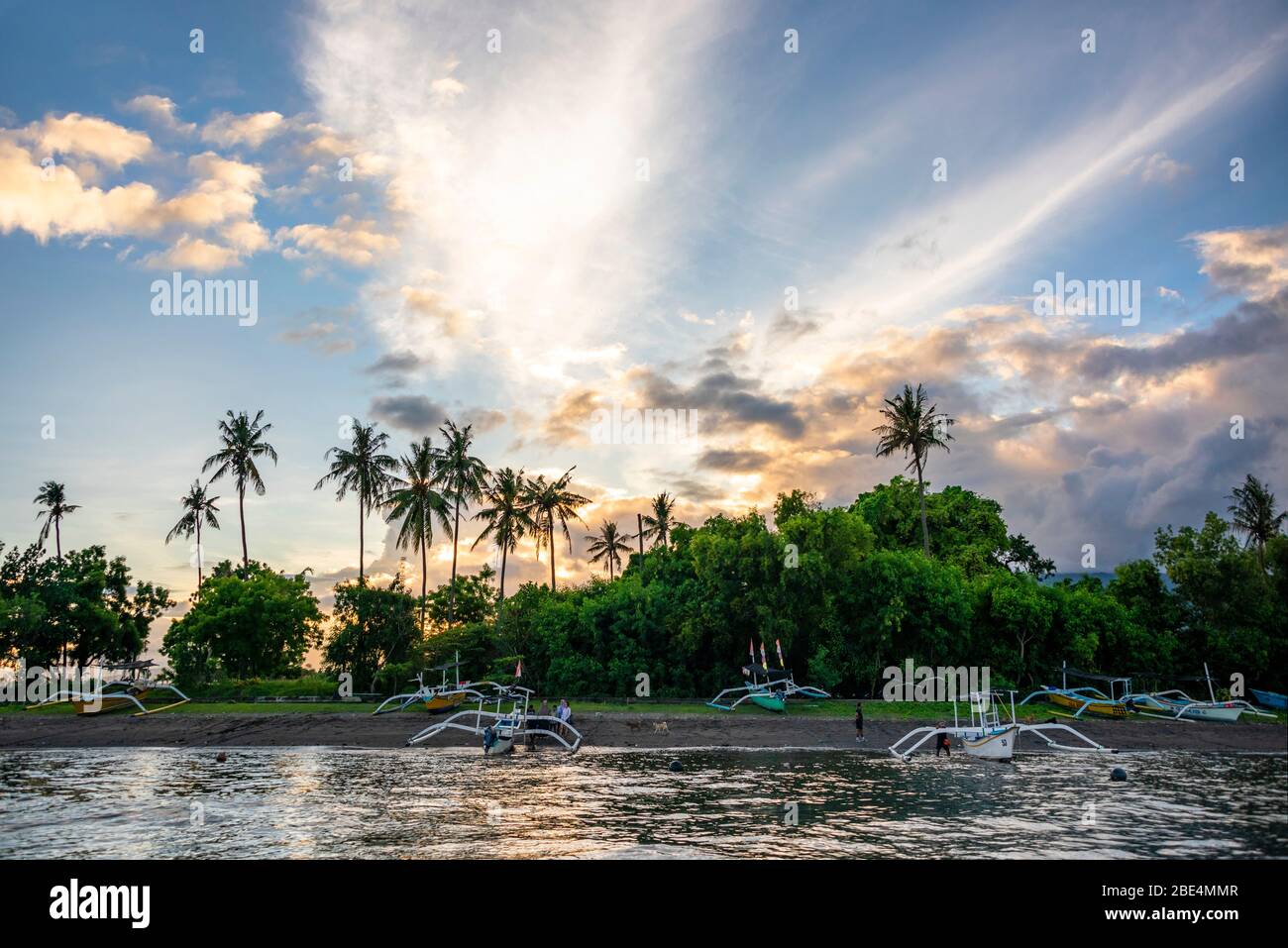 Vue horizontale des stabilisateurs sur la plage de Lovina à Bali au lever du soleil, Indonésie. Banque D'Images
