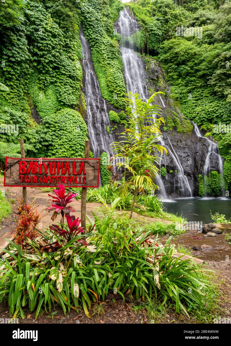 Vue verticale du signe rouge aux chutes de Banyumala à Bali, Indonésie. Banque D'Images