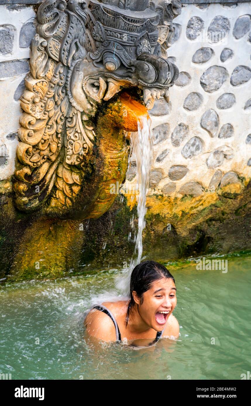Portrait vertical d'une femme sous les sources chaudes de Banjar Hot Springs à Bali, Indonésie. Banque D'Images