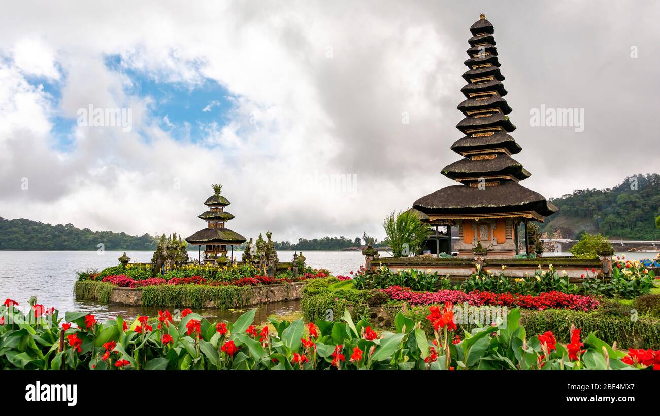 Panoramique horizontal de l'emblématique Pura Ulun Danu Beratan à Bali, Indonésie. Banque D'Images