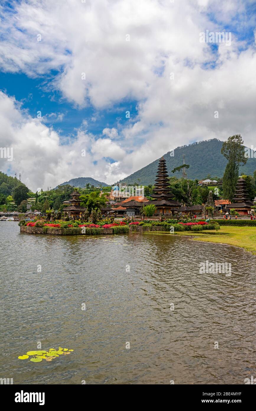 Vue verticale de l'emblématique Pura Ulun Danu Beratan à Bali, Indonésie. Banque D'Images