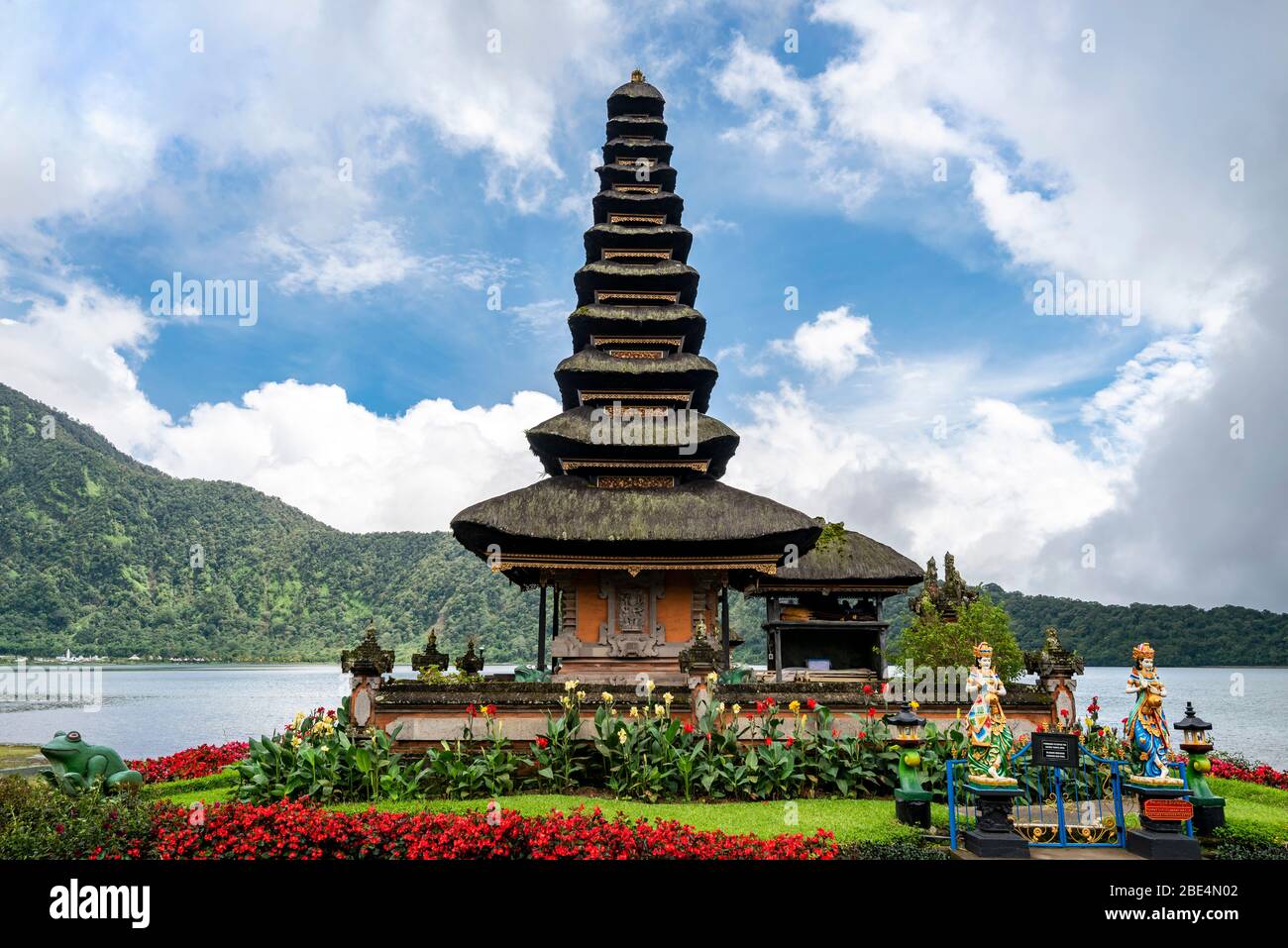 Vue rapprochée horizontale de l'emblématique Pura Ulun Danu Beratan à Bali, Indonésie. Banque D'Images