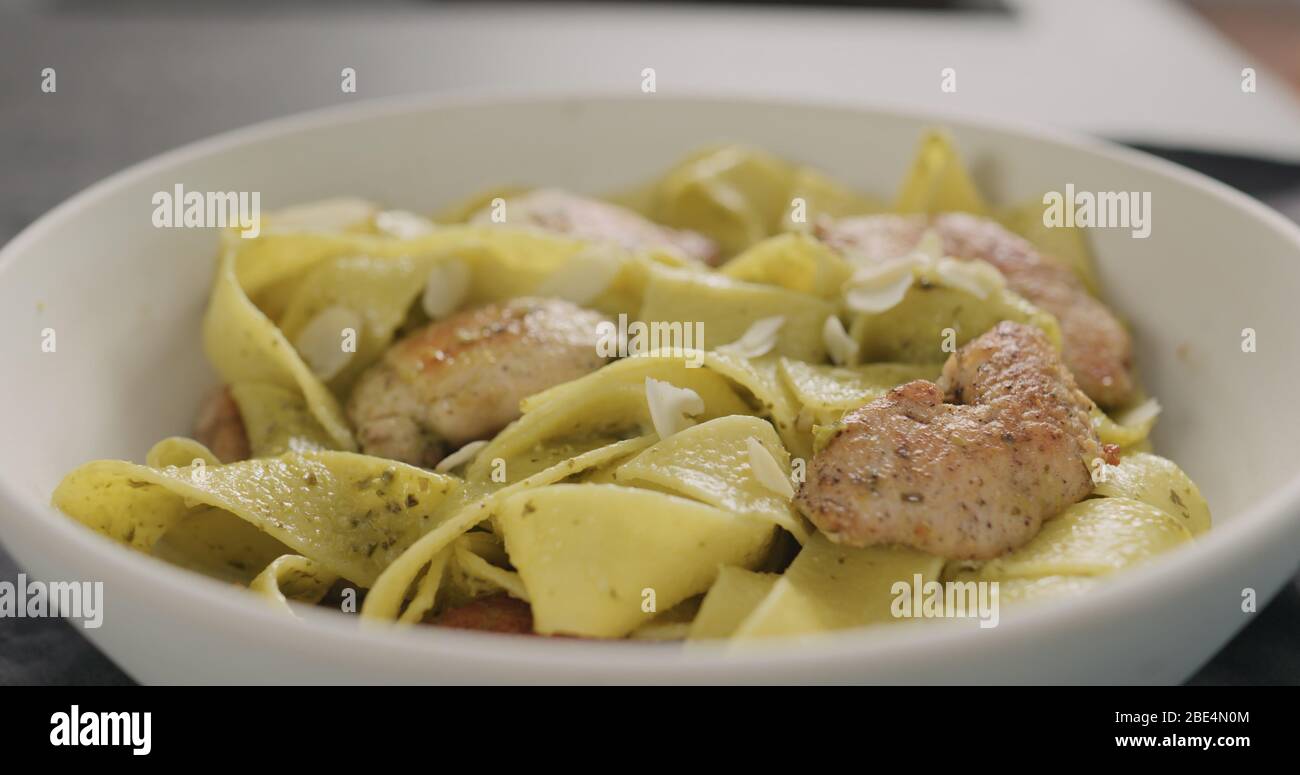 tagliatelle avec poulet et pesto Banque D'Images