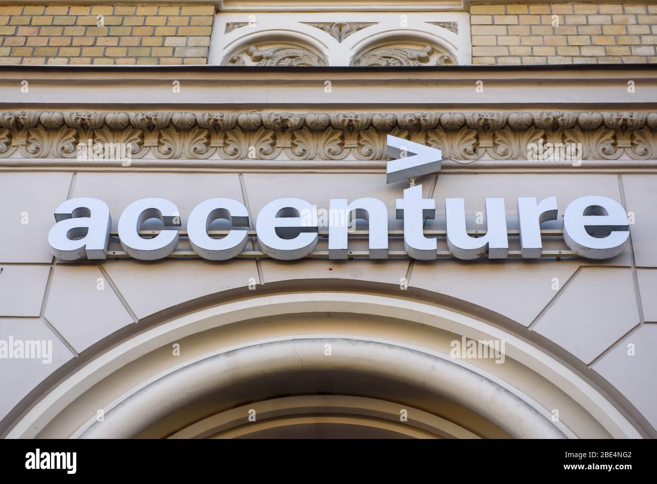 RIGA, LETTONIE. 11 avril 2020. Logo de la société Accenture. Accenture est une société internationale de conseil en gestion et de services professionnels qui fournit str Banque D'Images