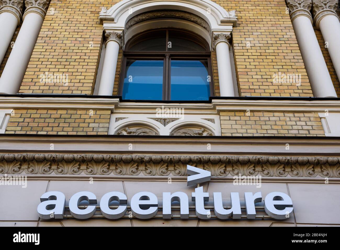 RIGA, LETTONIE. 11 avril 2020. Logo de la société Accenture. Accenture est une société internationale de conseil en gestion et de services professionnels qui fournit str Banque D'Images