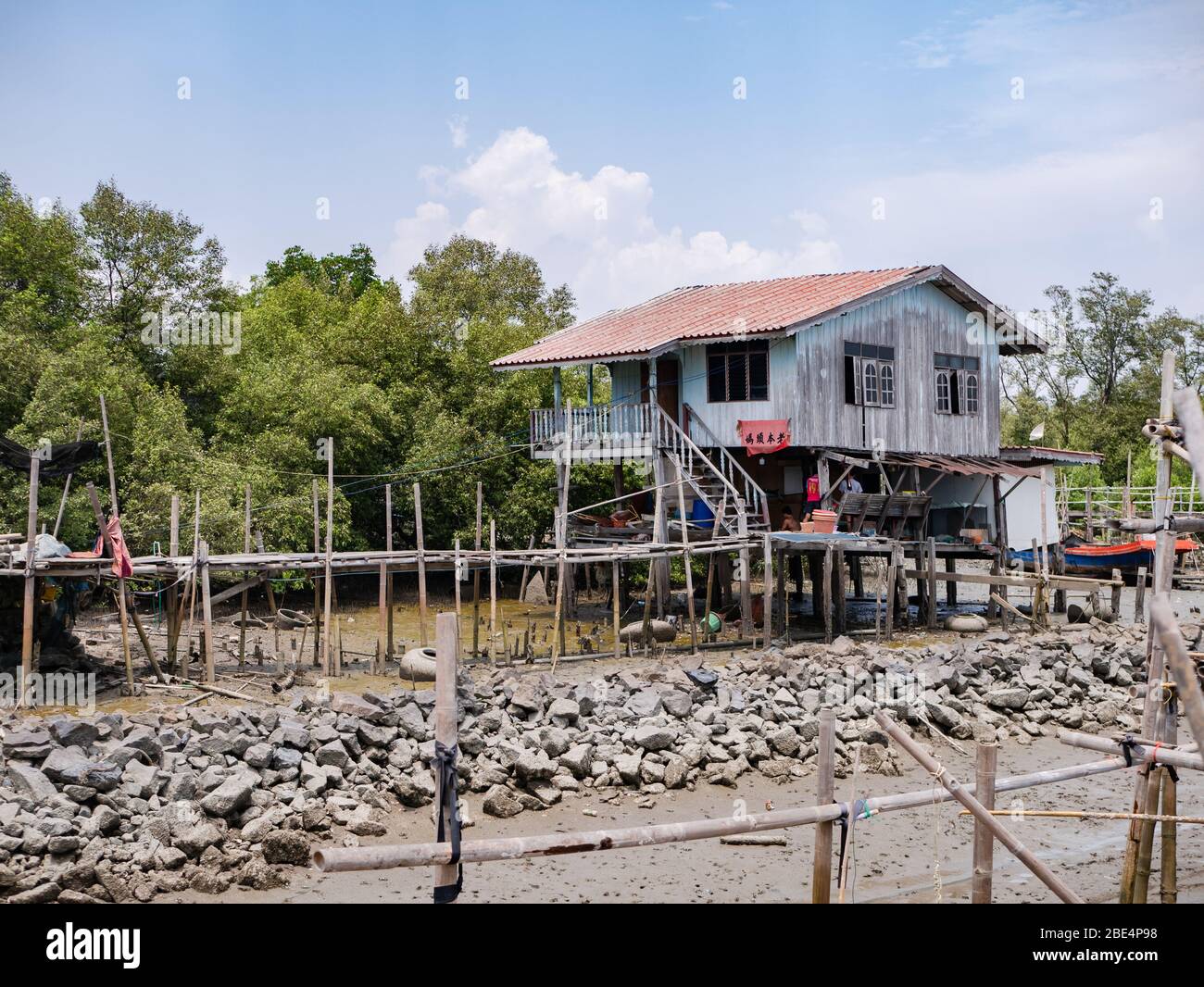 Maison et bateau de pêche à Samae Khao, un village de pêche dans le golfe de Thaïlande dans la province de Chachoengsao, Thaïlande. Celui de plusieurs petites pêches Banque D'Images